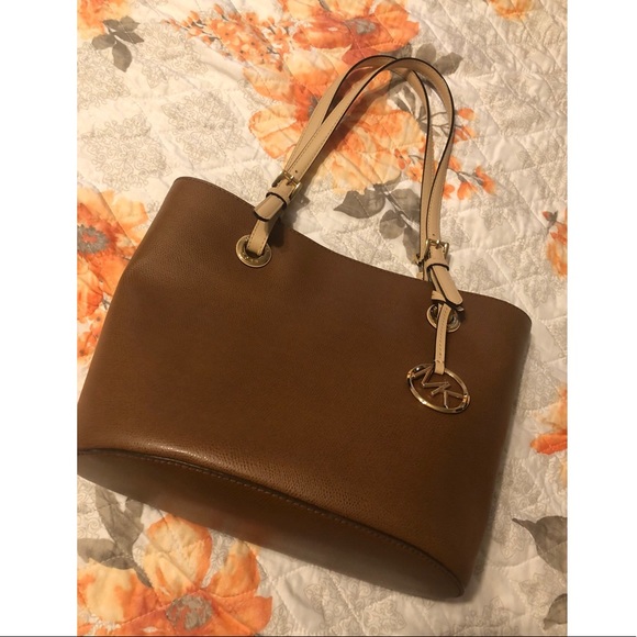 NWT Michael Kors Jet Set Tote - Picture 4 of 16